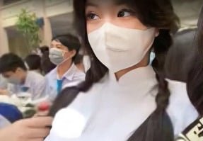 น้องชายเติบโตขึ้นมาและดูดบนหีของน้องสาวลามก
