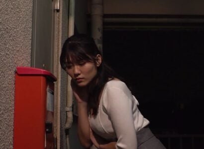 น้องสาวมาเตือนเพื่อนบ้านให้หยุดเสียงห้องและความประหลาดใจ