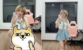 สาวผมบลอนด์มีความมุ่งมั่นในการลูบกระเจี๊ยวสีดำ