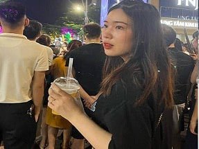 น้องชายบดขยี้ Kra น้องสาวของเขาและเลียหีของเขามาก