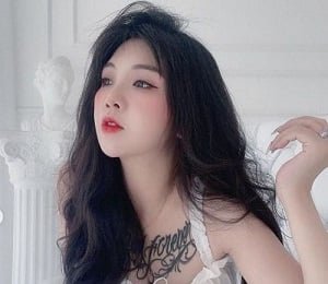 หน้าอกใหญ่สร้างความรักที่น่าสนใจตอนเที่ยง