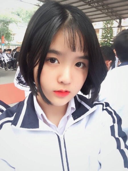 สาวสวยเชิญเพื่อนที่ดีที่สุดของเธอมานอนอย่างตื่นเต้น