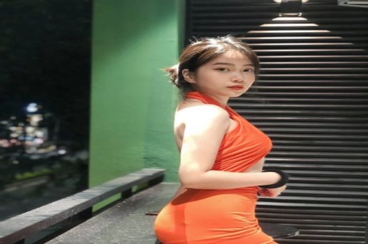 สาวสวยเห็นพี่ชายใหญ่แล้วก็โฉบเข้ามาในการชักชวน
