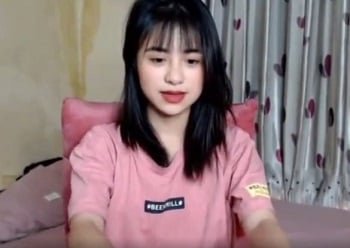 พี่สาวสองคนกดกันเพื่อมีเพศสัมพันธ์เมื่อพ่อไม่อยู่