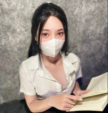 หญิงสาวสองคนรับใช้ชายชราสองคนเพื่อหาเงินมากขึ้น