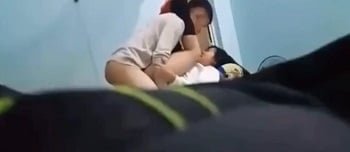 เปิดเผยคลิปของกันและกันเพื่อมีเพศสัมพันธ์กับพี่สาวสองคน