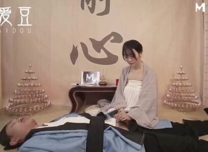 คนหนุ่มสาวชอบเพื่อนบ้านในห้องน้ำที่ใช้ร่วมกัน